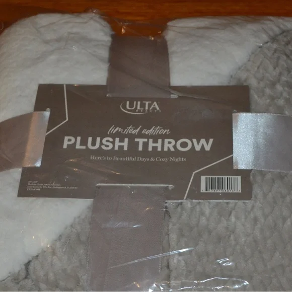Ulta Beauty gray plush cozy blanket - NWT - Picture 4 of 9